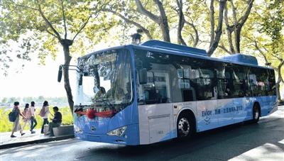 杭州首条纯电动汽车公交线路投入运行