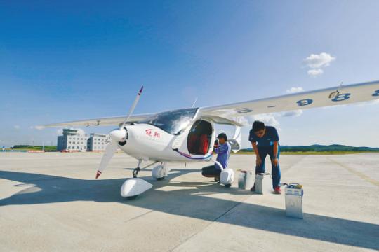 国内首款装载锂电池新能源飞机在法库完成试飞