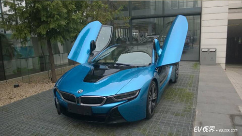宝马向中国大陆消费者交付第一辆i8电动跑车