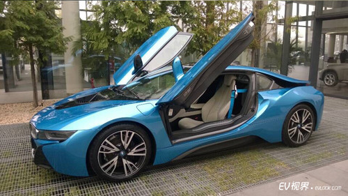 宝马向中国大陆消费者交付第一辆i8电动跑车