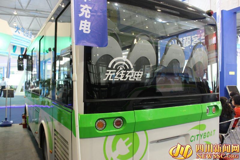 蜀都客车发布全球首台无线充电社区巴士 可在线补电