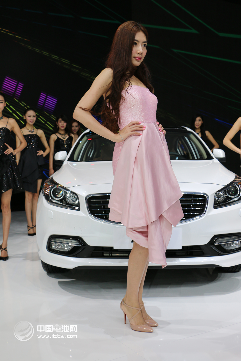 补贴政策推动新能源车热销 专家称应警惕”大跃进”