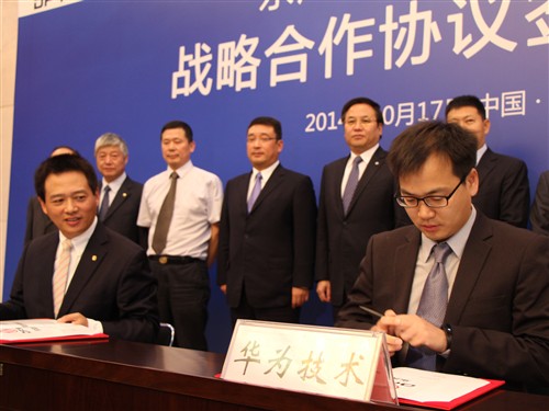 东风联手华为打造智能汽车 五部手机可同时联“车”