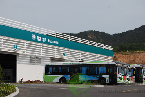 力神电池驱动青岛绿色公交 机器人换电池只需6分钟