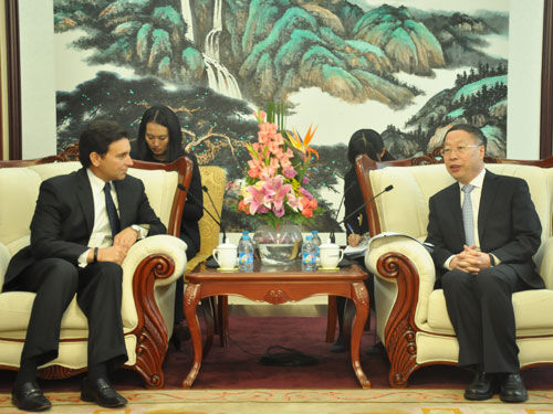 苏波会见美国福特汽车公司总裁兼首席执行官菲尔兹