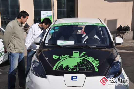 昆明市民现场了解新能源汽车
