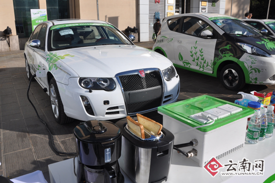 昆明市民现场了解新能源汽车