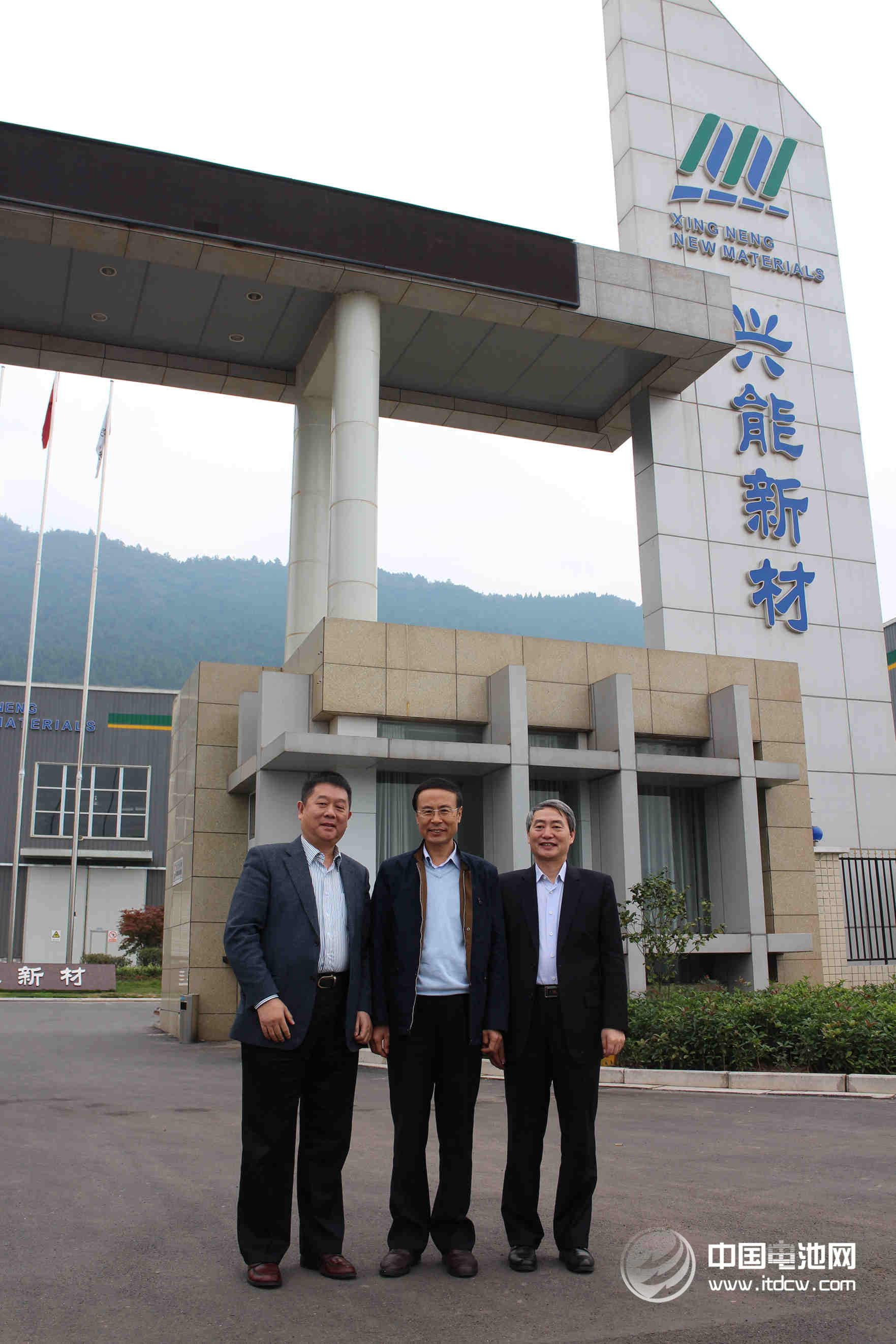 中国科学院万立骏院士携研究团队郭玉国、曹安民及严会娟等研究员一行莅临成都兴能新材料有限公司进行调研指导，并作学术报告和技术交流。