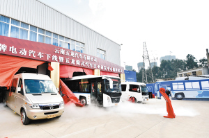 首批五龙纯电动汽车下线 电动商务车1度电可跑3公里