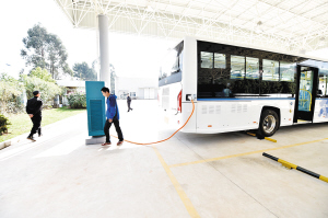 首批五龙纯电动汽车下线 电动商务车1度电可跑3公里