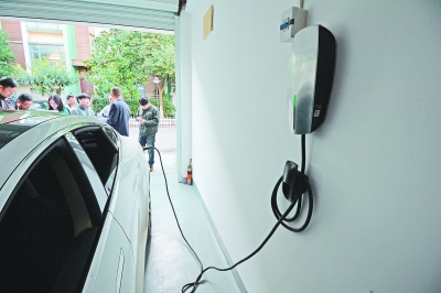 充电桩和充电的小车