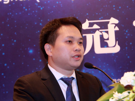 由《证券市场周刊》主办的第八届（2014）卖方分析师水晶球奖“年度颁奖盛典暨冠军论坛”于2014年11月16日在北京唐拉雅秀酒店隆重举行。上图为招商证券首席分析师（第八届水晶球电子行业第一名）鄢凡。(图片来源：新浪财经 刘海伟 摄)