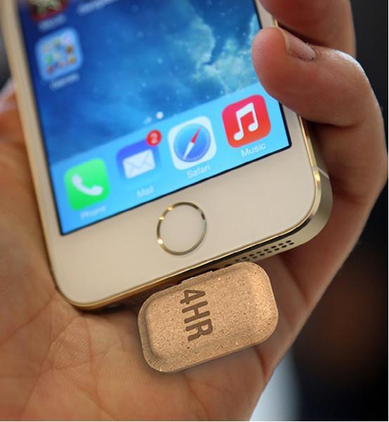 手机突然没电怎么破？买片一次性纸片电池