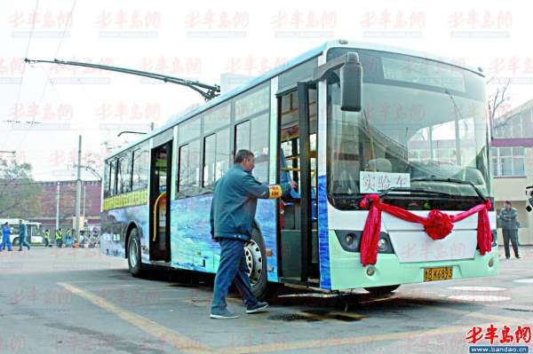 20日，岛城首辆双源无轨电车上路试跑。