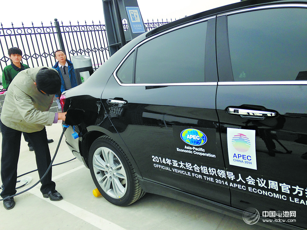 首都机场首座电动车充电站投运  1至2小时充满