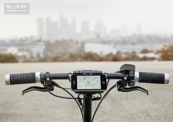 Mini电动滑板车搭载锂电池组  时速可达25公里/小时