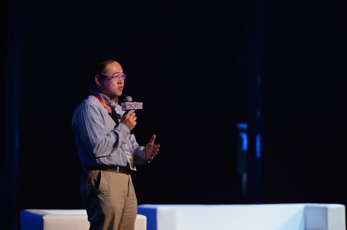 它是一部“Baidu”牌的智能单车。现在，百度给它的官方名称是“DuBike”。