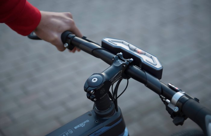 它是一部“Baidu”牌的智能单车。现在，百度给它的官方名称是“DuBike”。