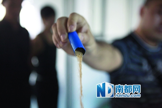 深圳龙华公安分局查出充电宝窝点 六块电池三块装泥沙