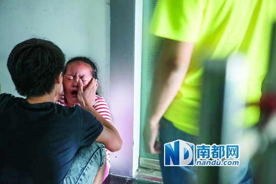 深圳龙华公安分局查出充电宝窝点 六块电池三块装泥沙