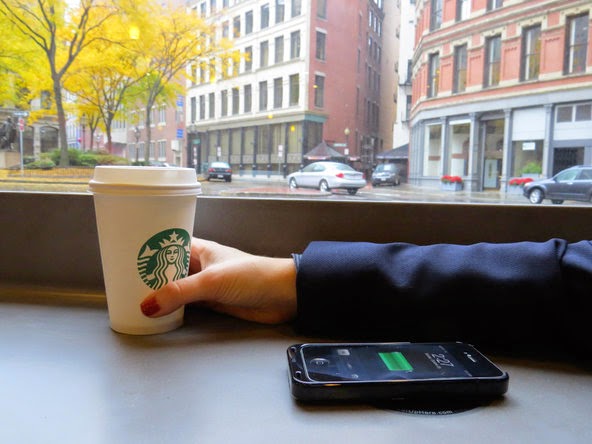 星巴克无线充电服务正式上路 手机放在桌上就能充电