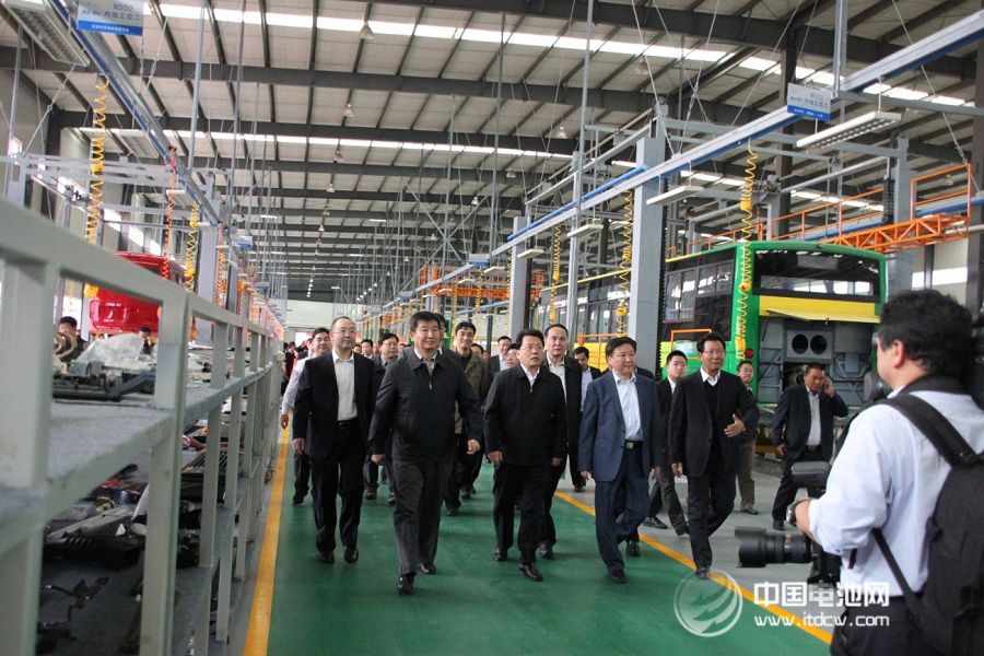 长江牌电动汽车首发车型下线  云南五龙正式投产