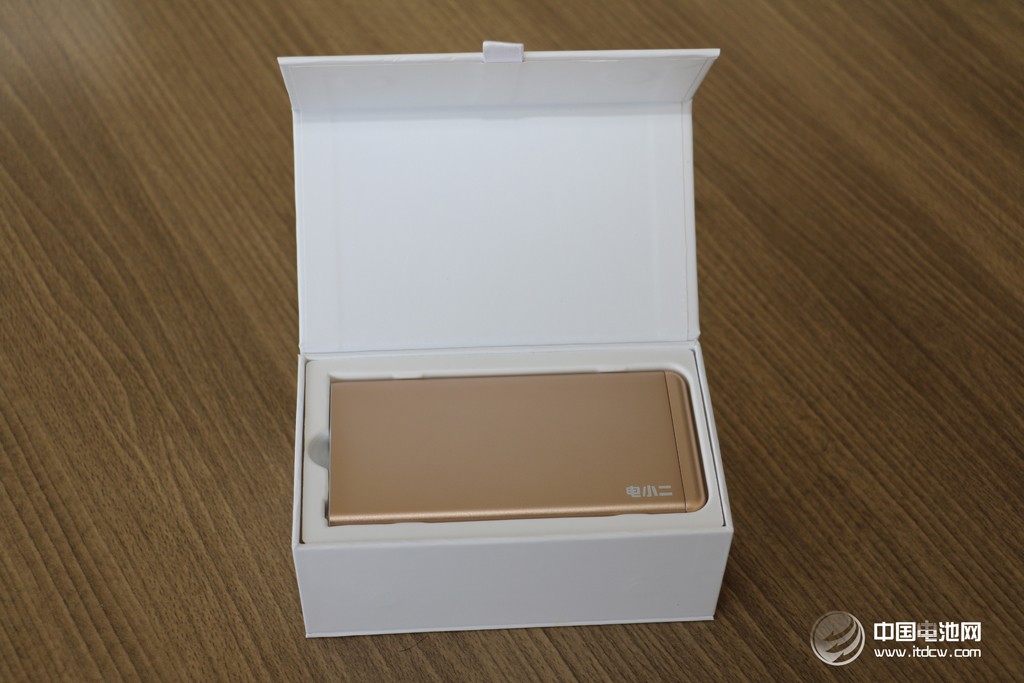 爱了,就不要释手!电小二锋6移动电源到手 爱了,就不要释手!电小二锋6移动电源到手