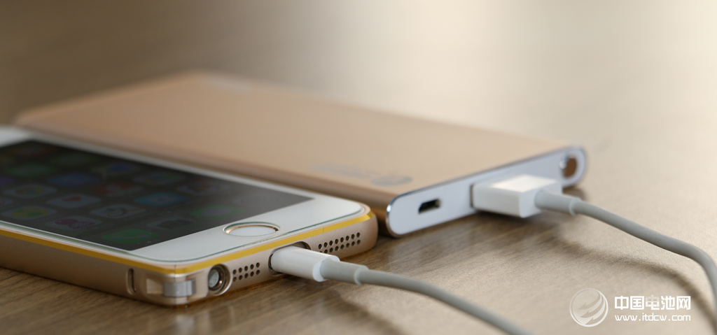 爱了,就不要释手!电小二锋6移动电源到手 爱了,就不要释手!电小二锋6移动电源到手