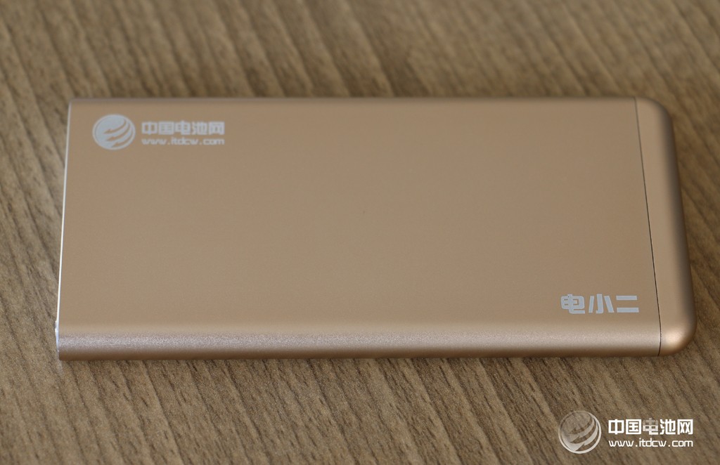 爱了,就不要释手!电小二锋6移动电源到手 爱了,就不要释手!电小二锋6移动电源到手