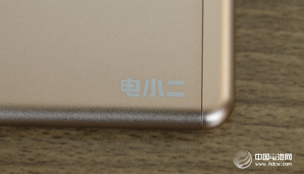 爱了,就不要释手!电小二锋6移动电源到手 爱了,就不要释手!电小二锋6移动电源到手