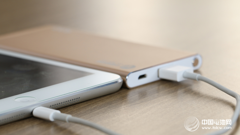 爱了,就不要释手!电小二锋6移动电源到手 爱了,就不要释手!电小二锋6移动电源到手