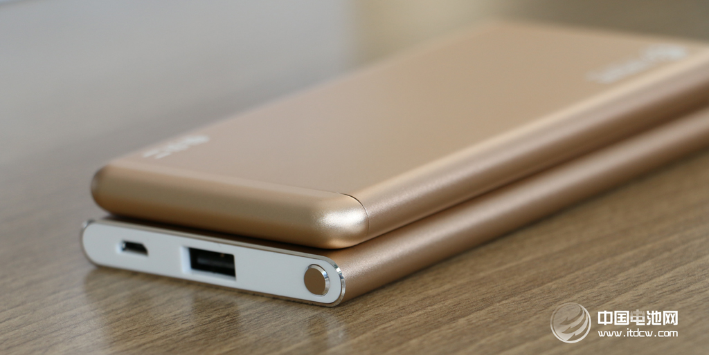 爱了,就不要释手!电小二锋6移动电源到手 爱了,就不要释手!电小二锋6移动电源到手