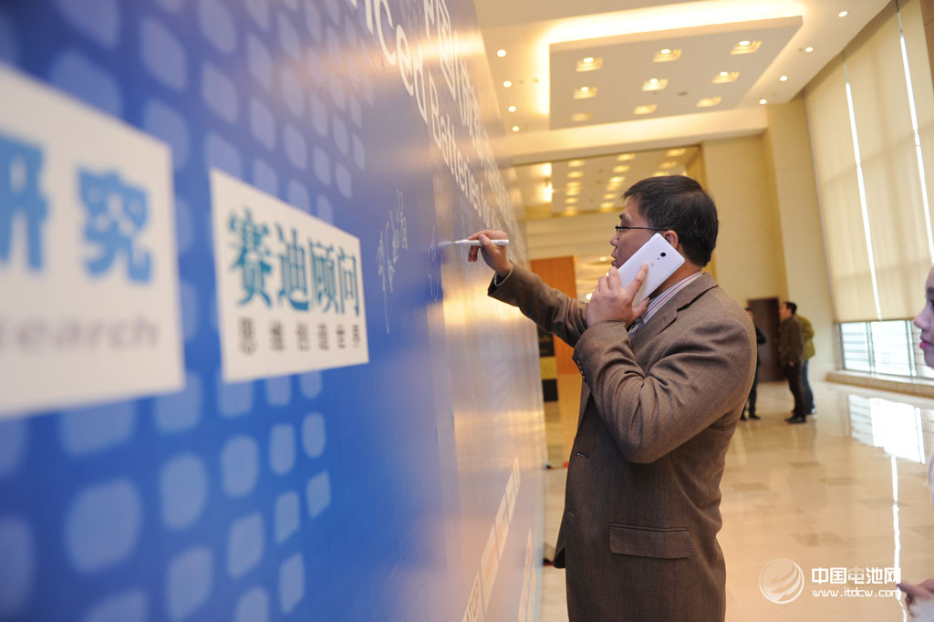 2014年中国（成都）锂电新能源产业国际高峰论坛  签字台