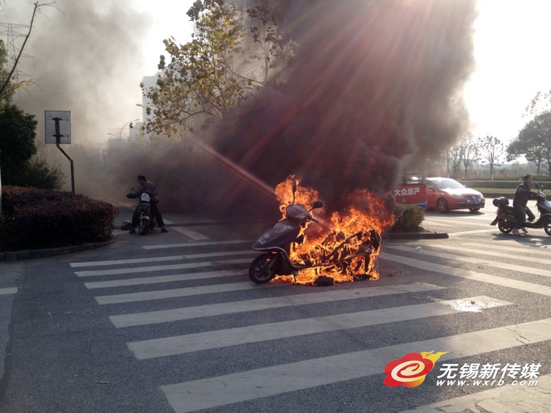 旧电池“充新”成隐患 电动车突起大火瞬间成火海