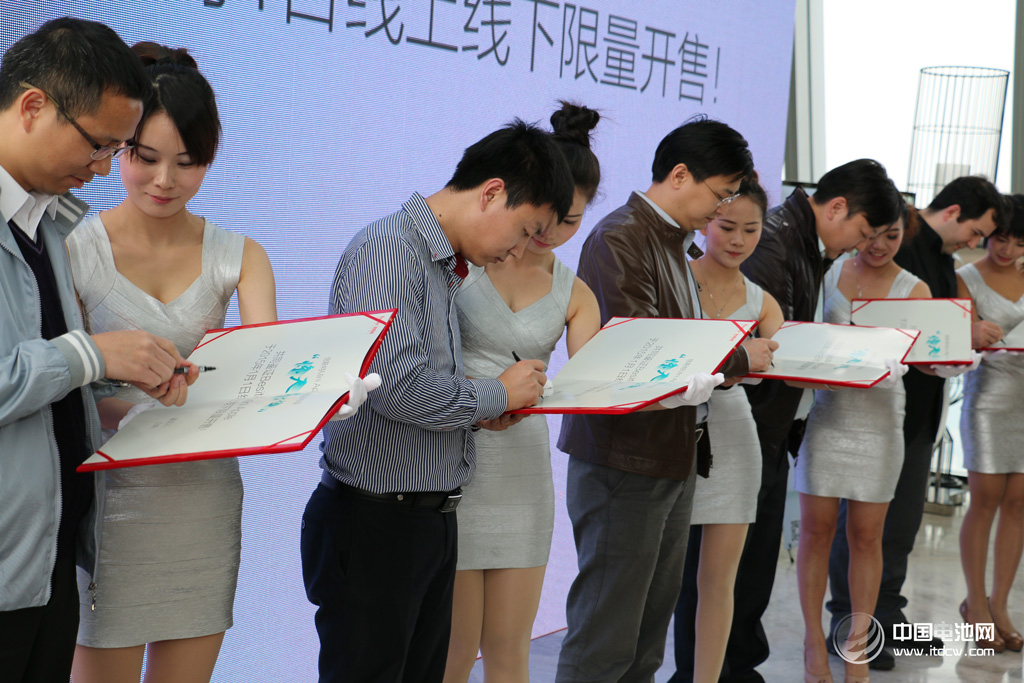 苹果iPhone天生伴侣  深圳倍斯特推出小苹果移动电源