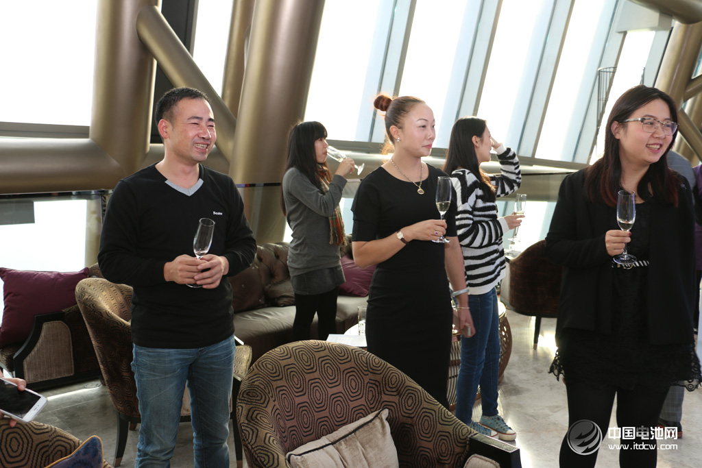 苹果iPhone天生伴侣  深圳倍斯特推出小苹果移动电源