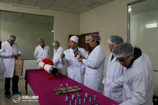 与会领导专家嘉宾参观隔膜生产线