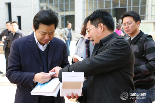 中国电池网CEO于清教赠送嘉宾移动电源