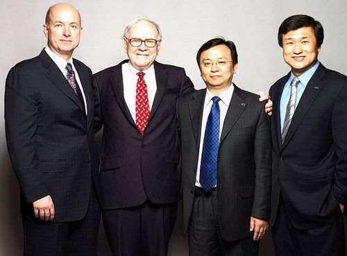 资料图片：巴菲特（左二）与热门接班人李祿（右一）。图片来源 网络