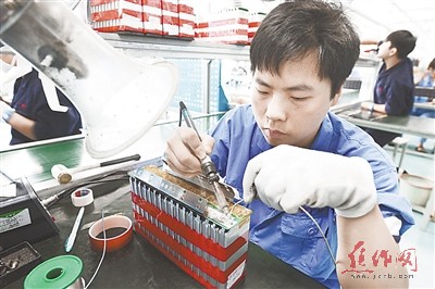 多氟多化工股份有限公司新能源科技有限公司电池组装车间工人正在组装电池。刘金元