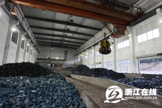 浙江长兴废旧铅蓄电池“涅槃重生” 废水处理后能养鱼