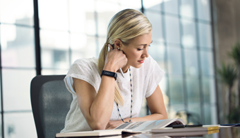 微软首款智能手环面市 为何如此低调