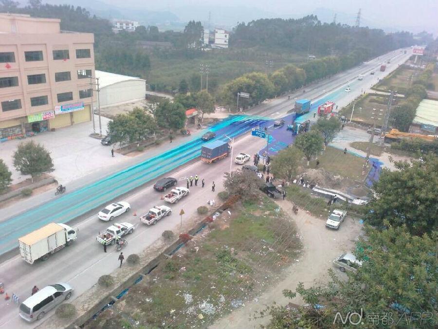 广东江门6桶锂电池废电解液泄露 染蓝近百米路面