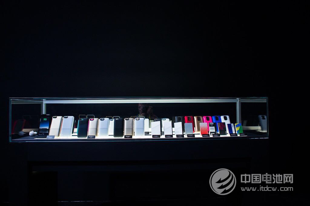 美国Mophie惊艳2015 CES  发布多款移动电源新品