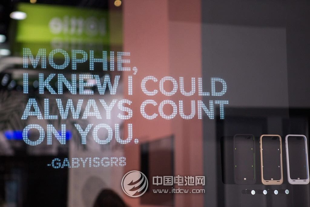 美国Mophie惊艳2015 CES  发布多款移动电源新品