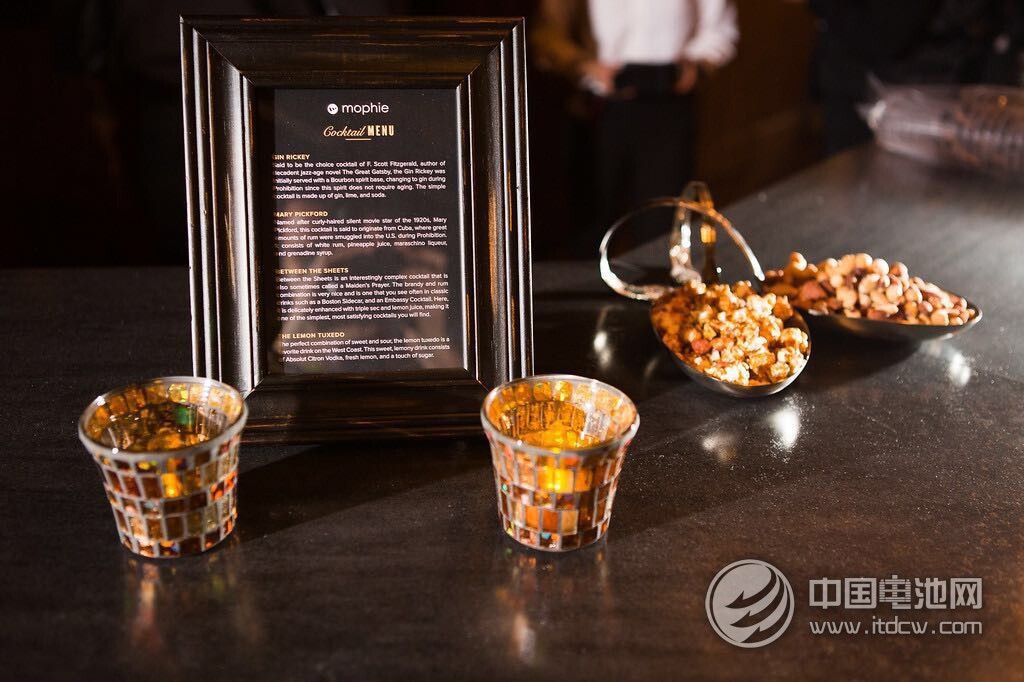 美国Mophie惊艳2015 CES  发布多款移动电源新品