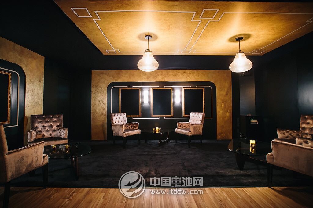 美国Mophie惊艳2015 CES  发布多款移动电源新品