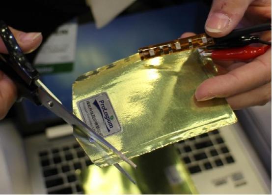 随意扭曲 新型柔性电池切断后仍能正常工作