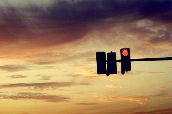 没有法律保障 不敢轻易上路：无人驾驶汽车苦等“绿灯”