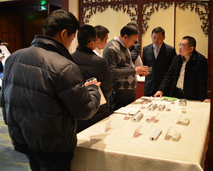 众多参会企业代表对天宝现场展示的LED驱动电源产品表现出浓厚的兴趣 